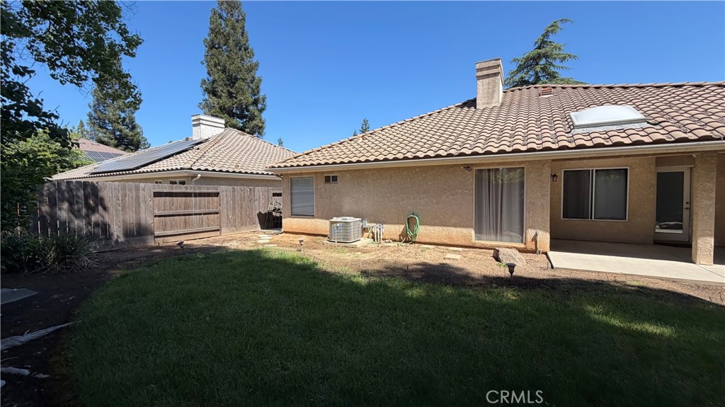 1145 E Woodhaven Ln, Fresno, CA 93720