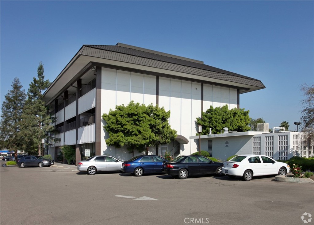 4270 N Blackstone, Fresno, CA 93726