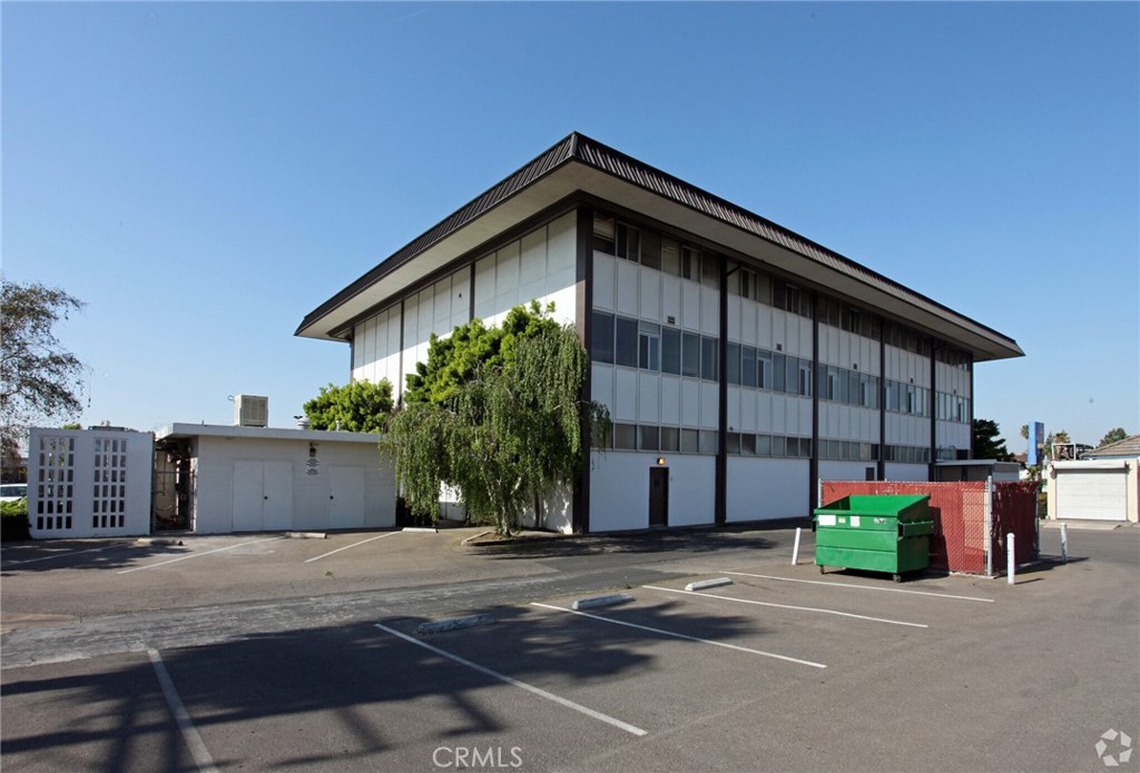 4270 N Blackstone, Fresno, CA 93726