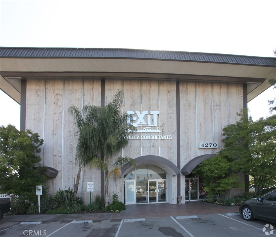4270 N Blackstone, Fresno, CA 93726
