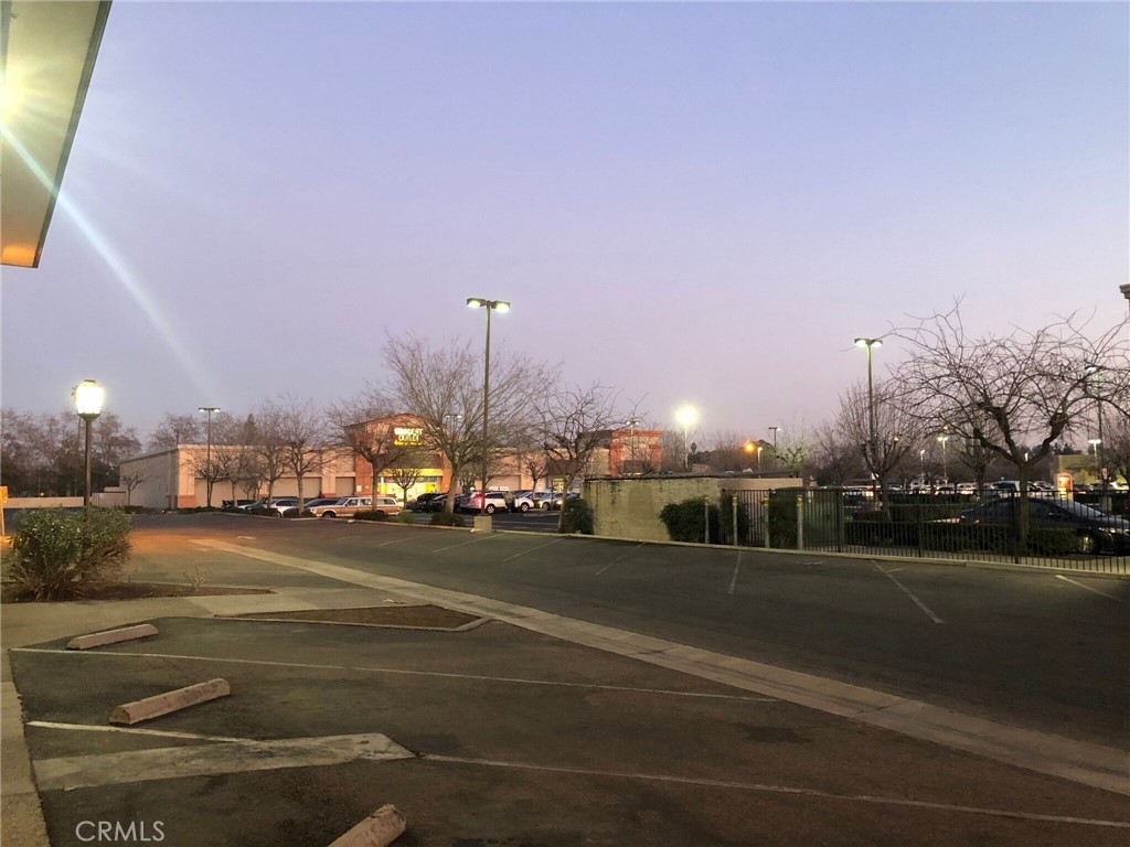 4270 N Blackstone, Fresno, CA 93726