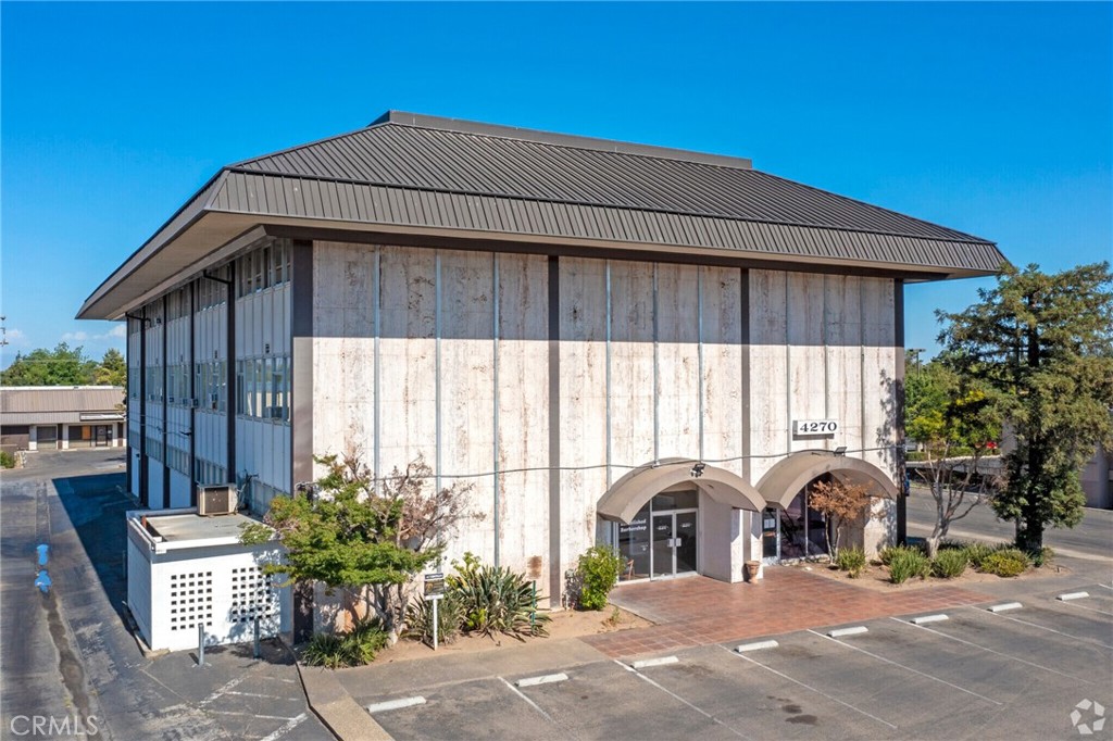 4270 N Blackstone, Fresno, CA 93726