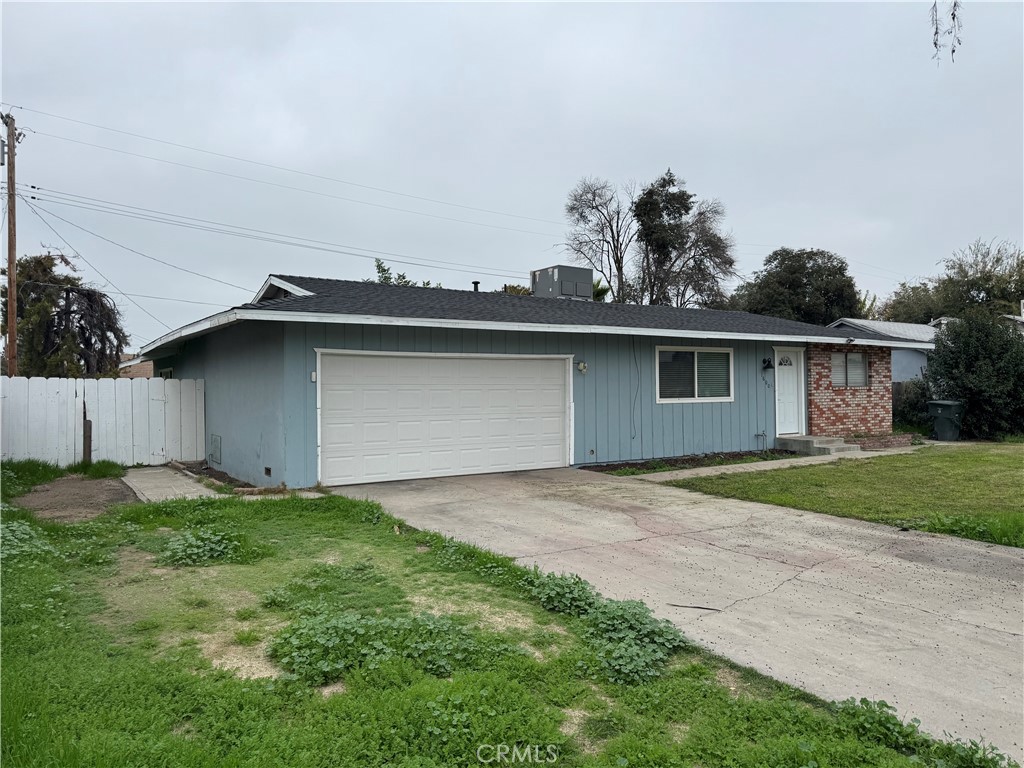 1600 W Robin Dr, Visalia, CA 93291
