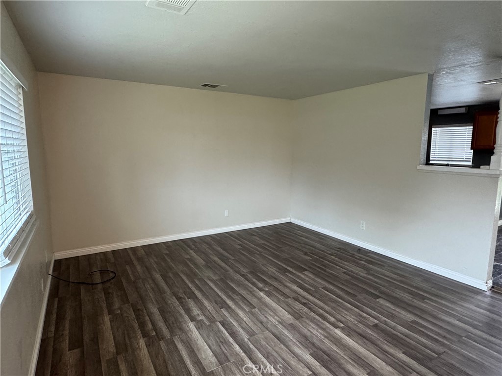 1600 W Robin Dr, Visalia, CA 93291