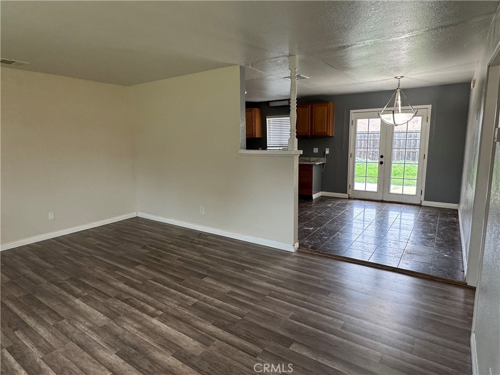 1600 W Robin Dr, Visalia, CA 93291