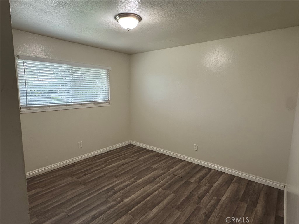 1600 W Robin Dr, Visalia, CA 93291