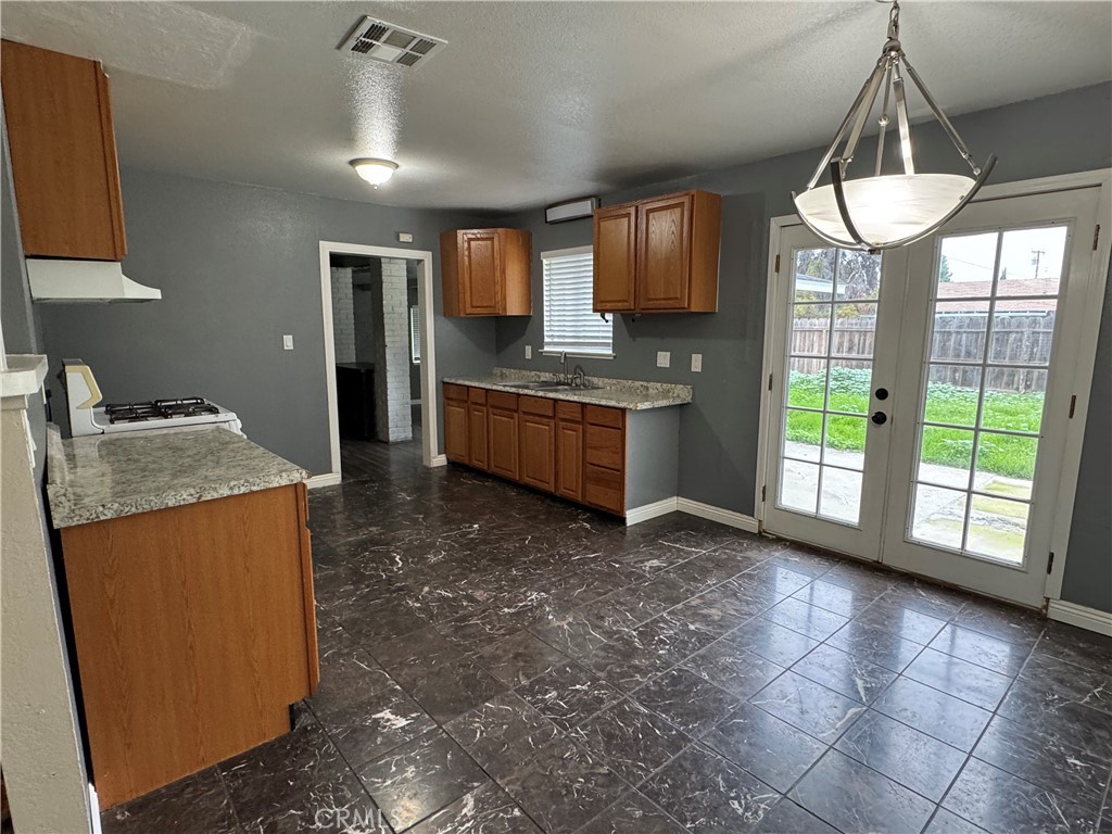 1600 W Robin Dr, Visalia, CA 93291