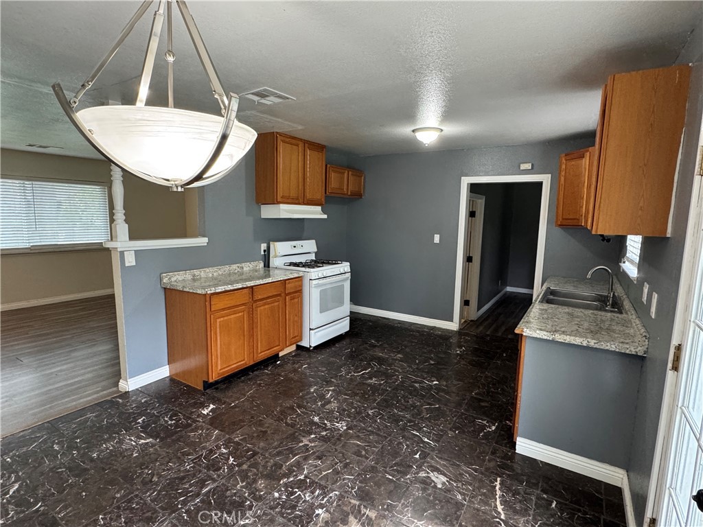 1600 W Robin Dr, Visalia, CA 93291