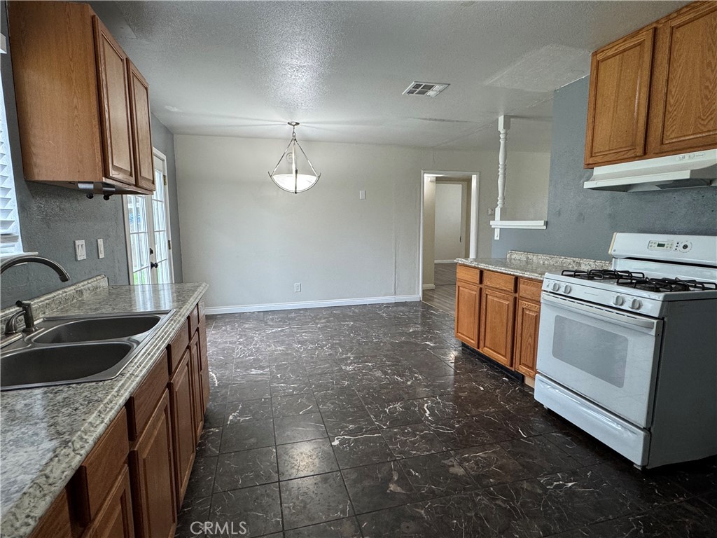 1600 W Robin Dr, Visalia, CA 93291