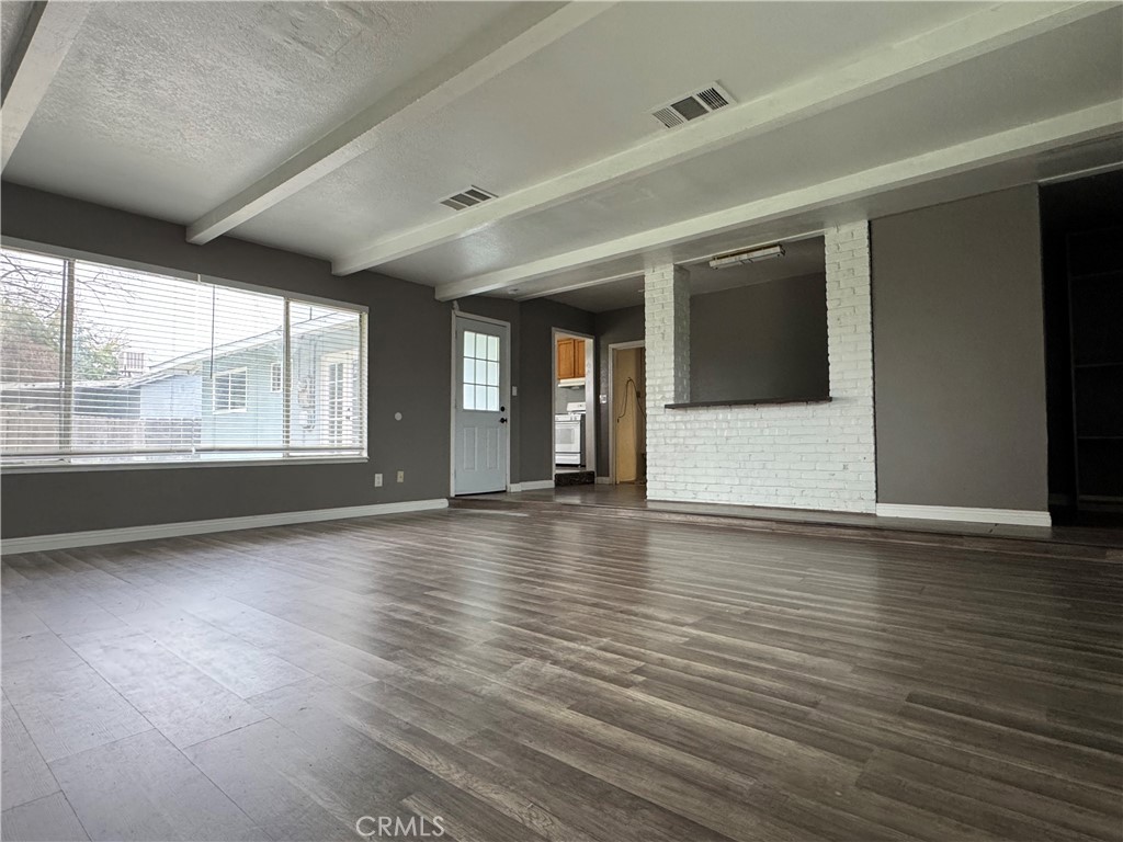 1600 W Robin Dr, Visalia, CA 93291