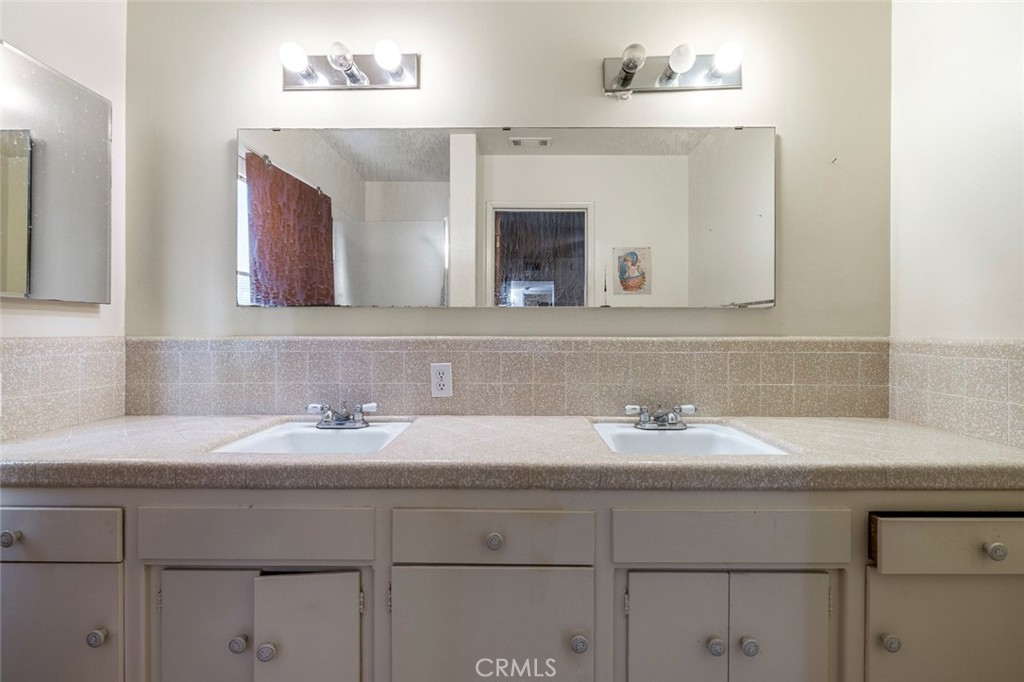 719 E Wrenwood, Fresno, CA 93710
