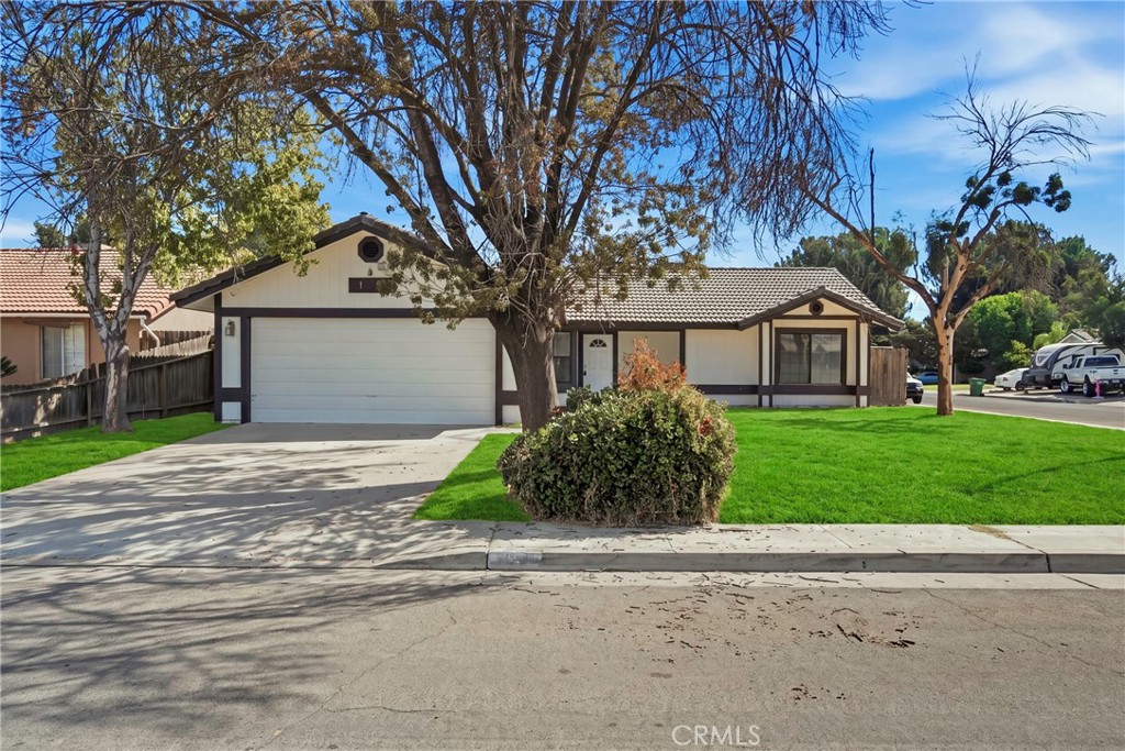 166 N Lyndsay, Dinuba, CA 93618