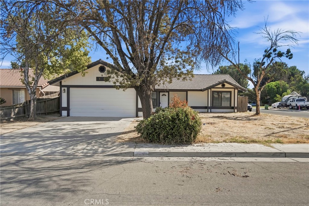 166 N Lyndsay, Dinuba, CA 93618