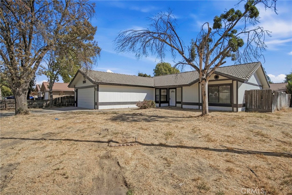166 N Lyndsay, Dinuba, CA 93618