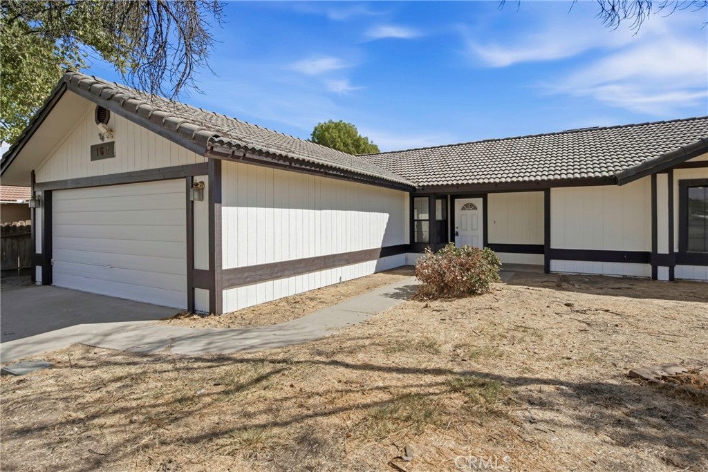 166 N Lyndsay, Dinuba, CA 93618