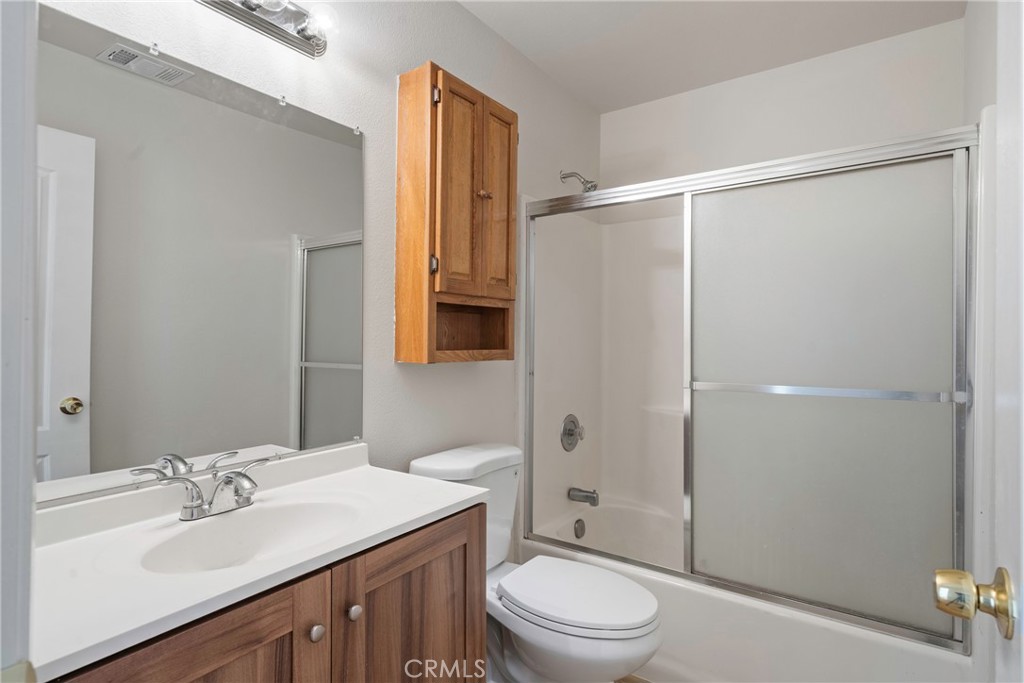 166 N Lyndsay, Dinuba, CA 93618