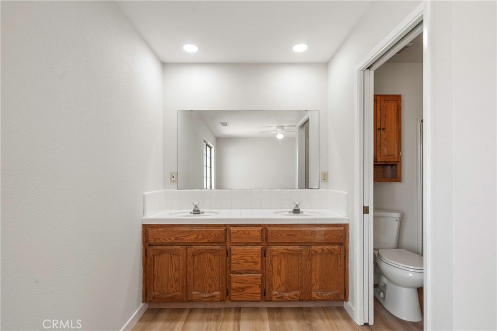 166 N Lyndsay, Dinuba, CA 93618