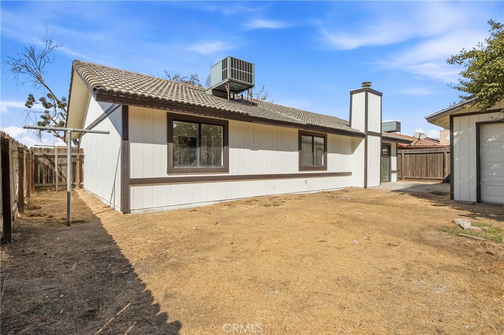 166 N Lyndsay, Dinuba, CA 93618