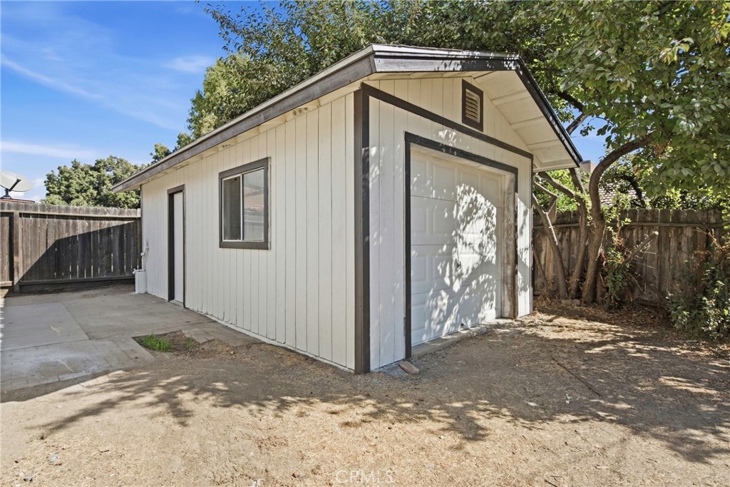 166 N Lyndsay, Dinuba, CA 93618