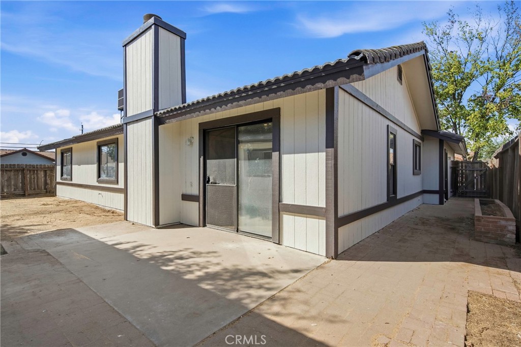 166 N Lyndsay, Dinuba, CA 93618