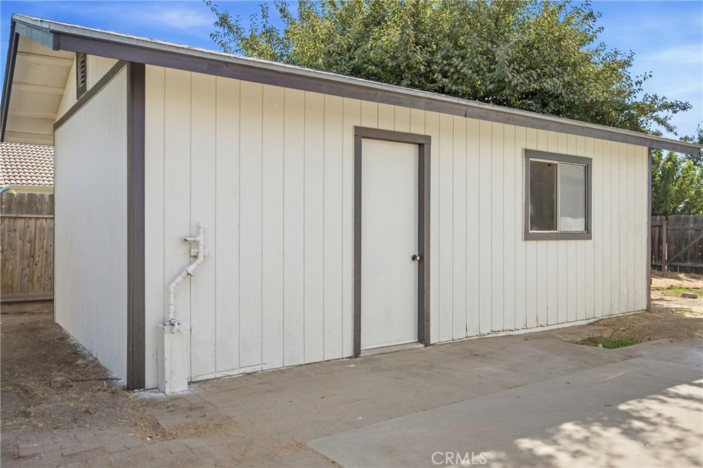 166 N Lyndsay, Dinuba, CA 93618