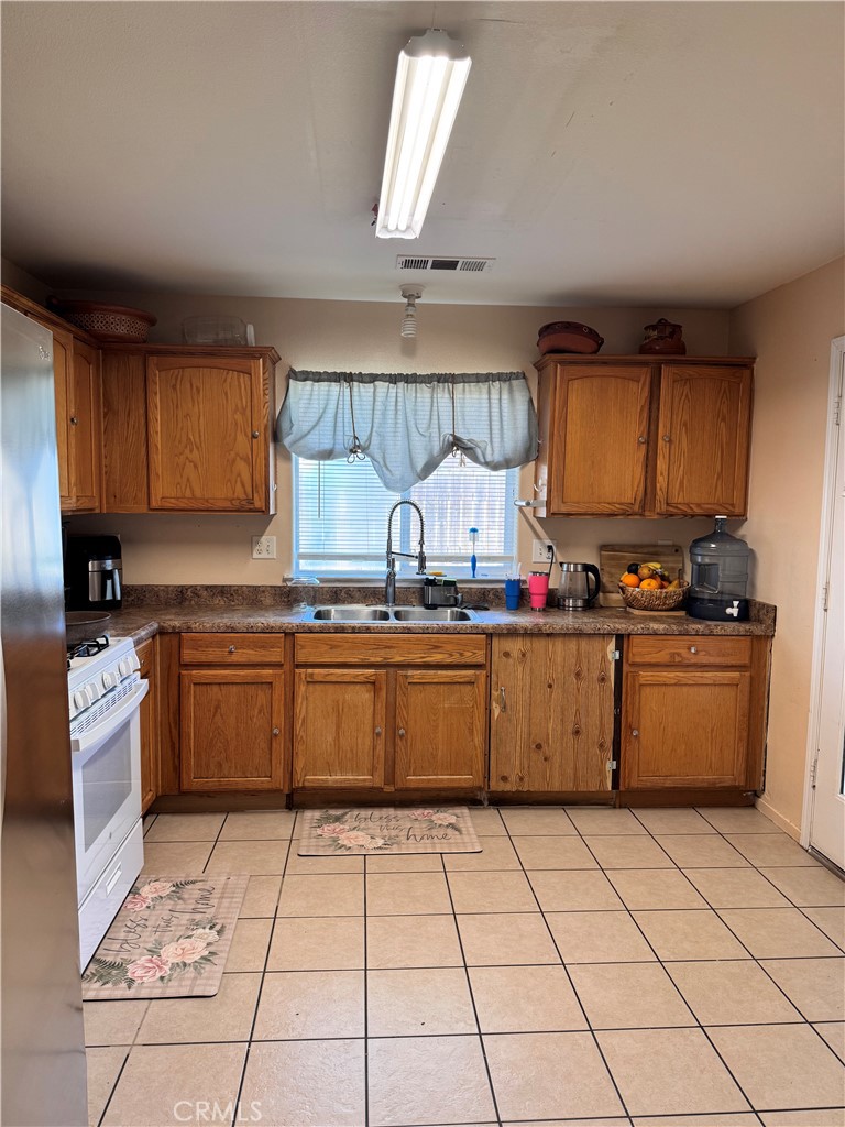 142 White, Tulare, CA 93274