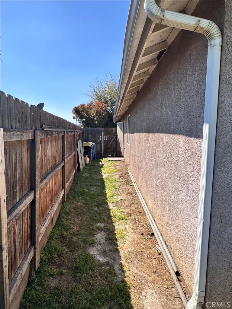 142 White, Tulare, CA 93274