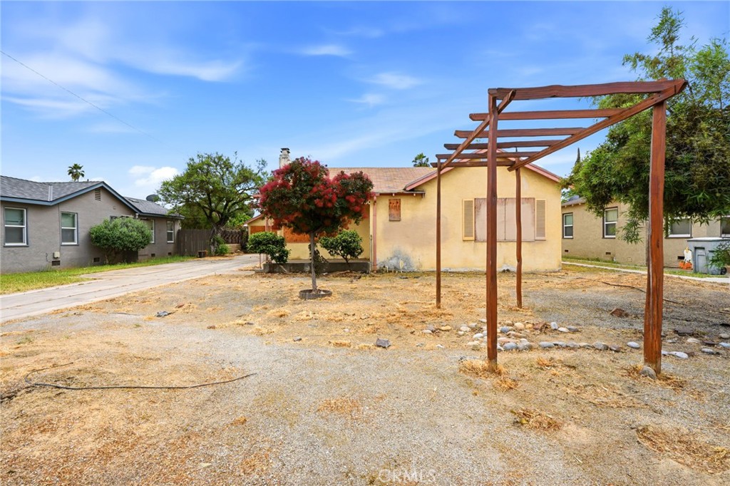 1946 E Clinton, Fresno, CA 93703