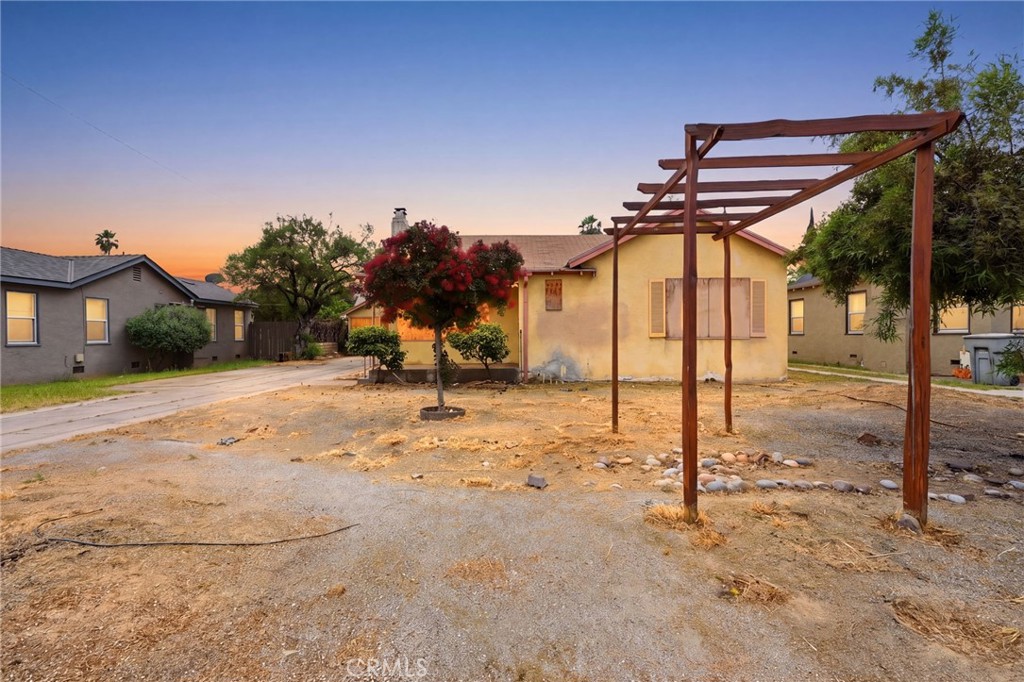 1946 E Clinton, Fresno, CA 93703