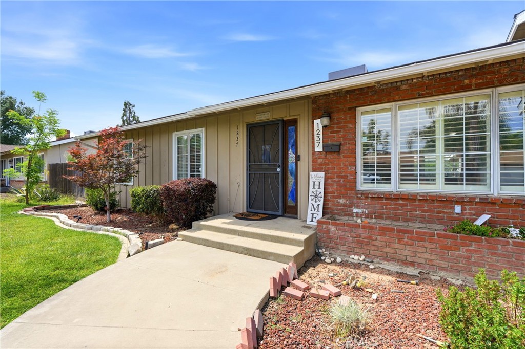 1237 S Clover, Visalia, CA 93277