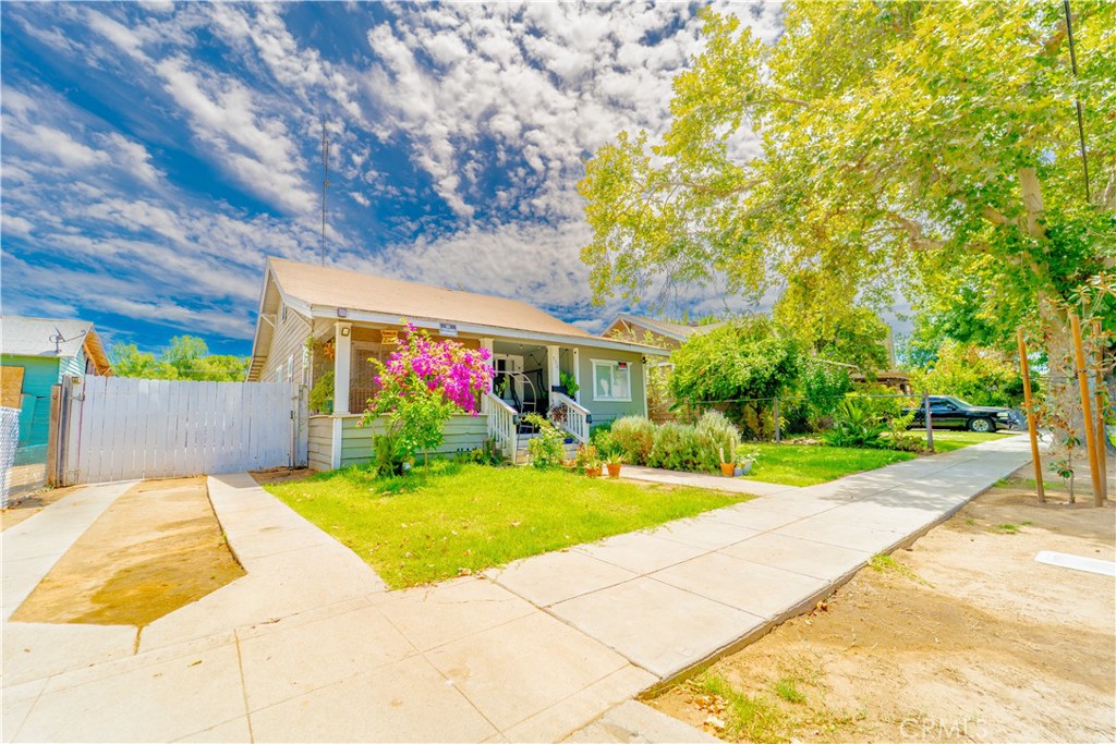 632 N College, Fresno, CA 93728