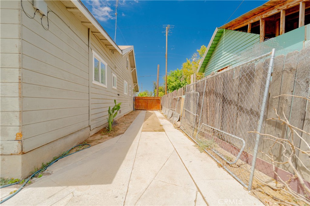632 N College, Fresno, CA 93728