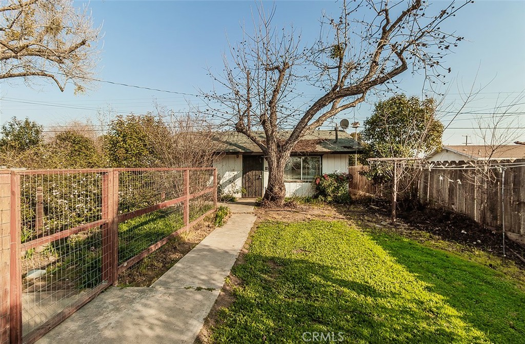 836 12th St, Orange Cove, CA 93646