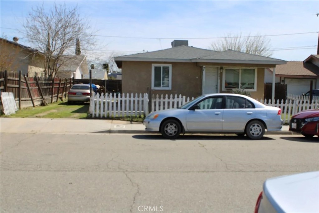 241 Hull Ave, Madera, CA 93638