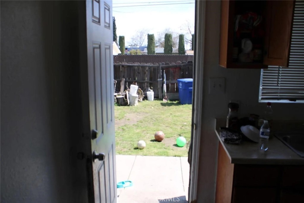 241 Hull Ave, Madera, CA 93638