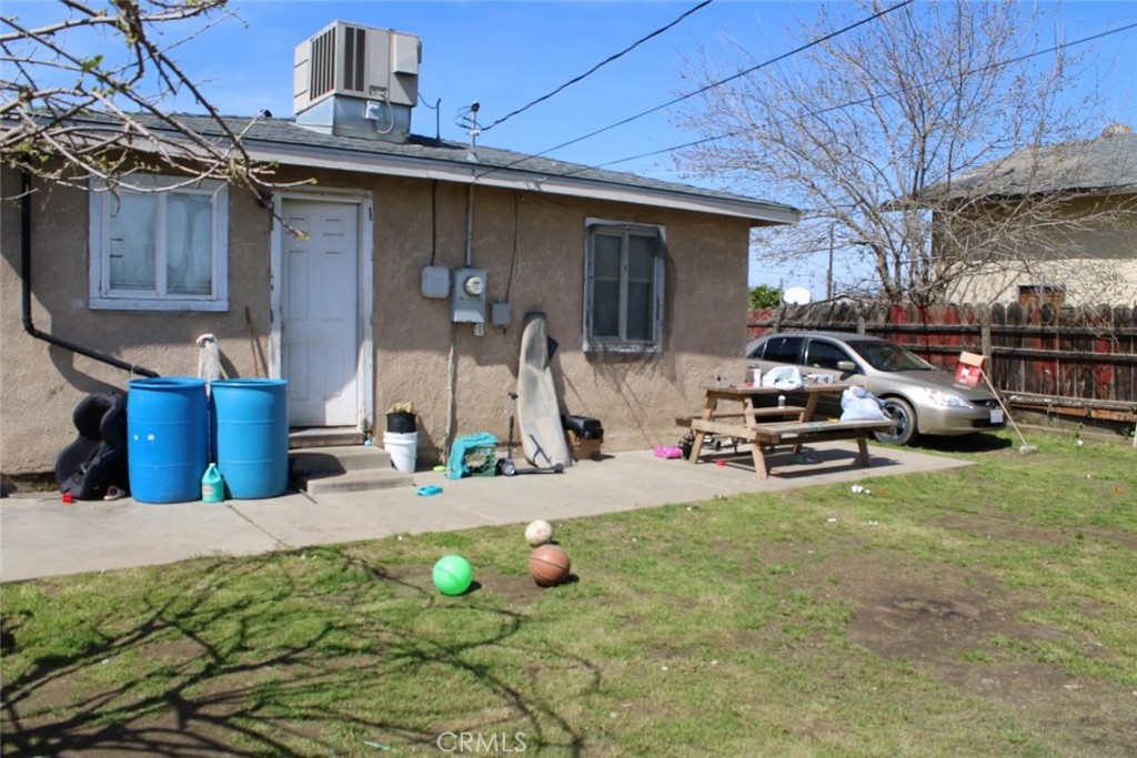 241 Hull Ave, Madera, CA 93638