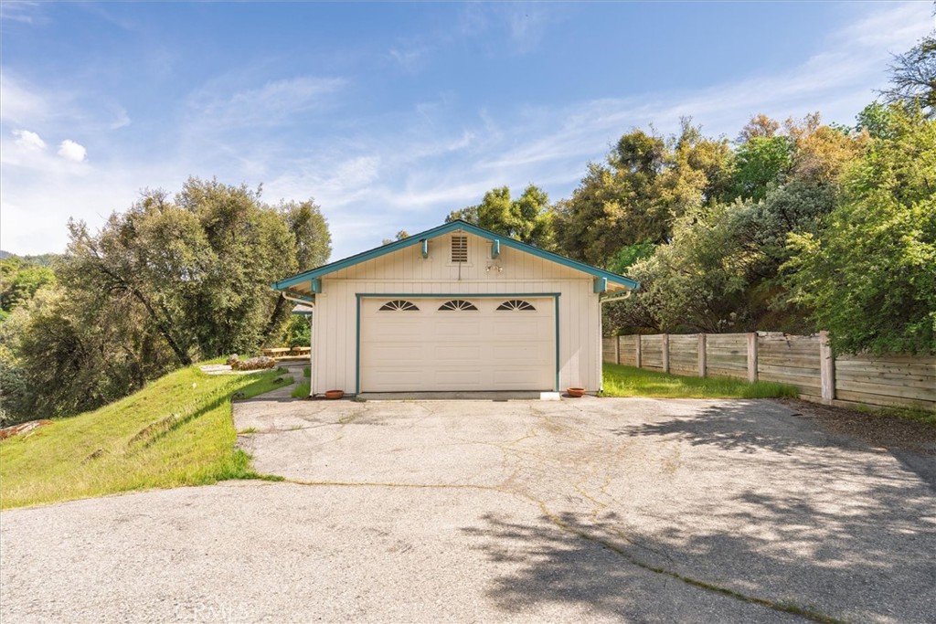 50566 Critter Creek Ln, Oakhurst, CA 93644
