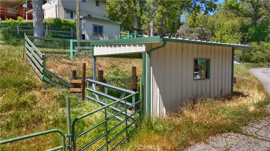 42275 Buckeye Rd, Oakhurst, CA 93644