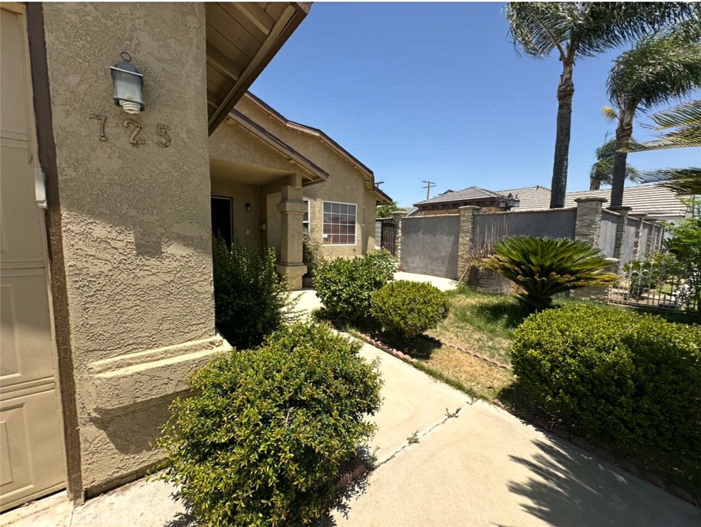 725 18th Pl, Delano, CA 93215