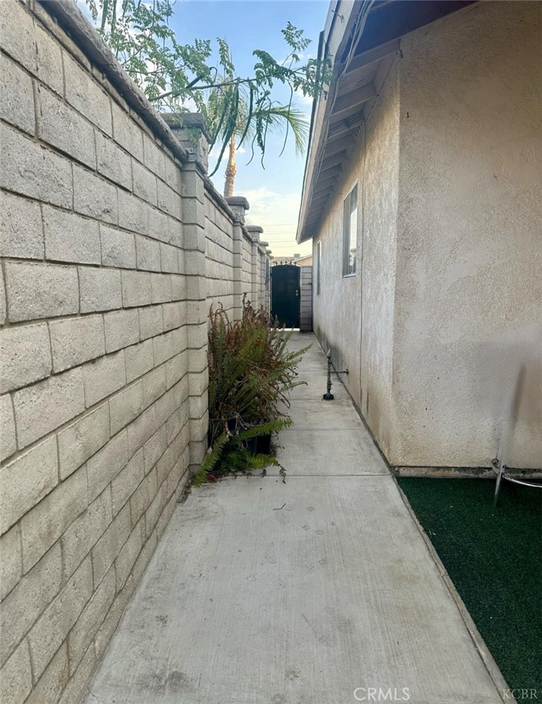 725 18th Pl, Delano, CA 93215