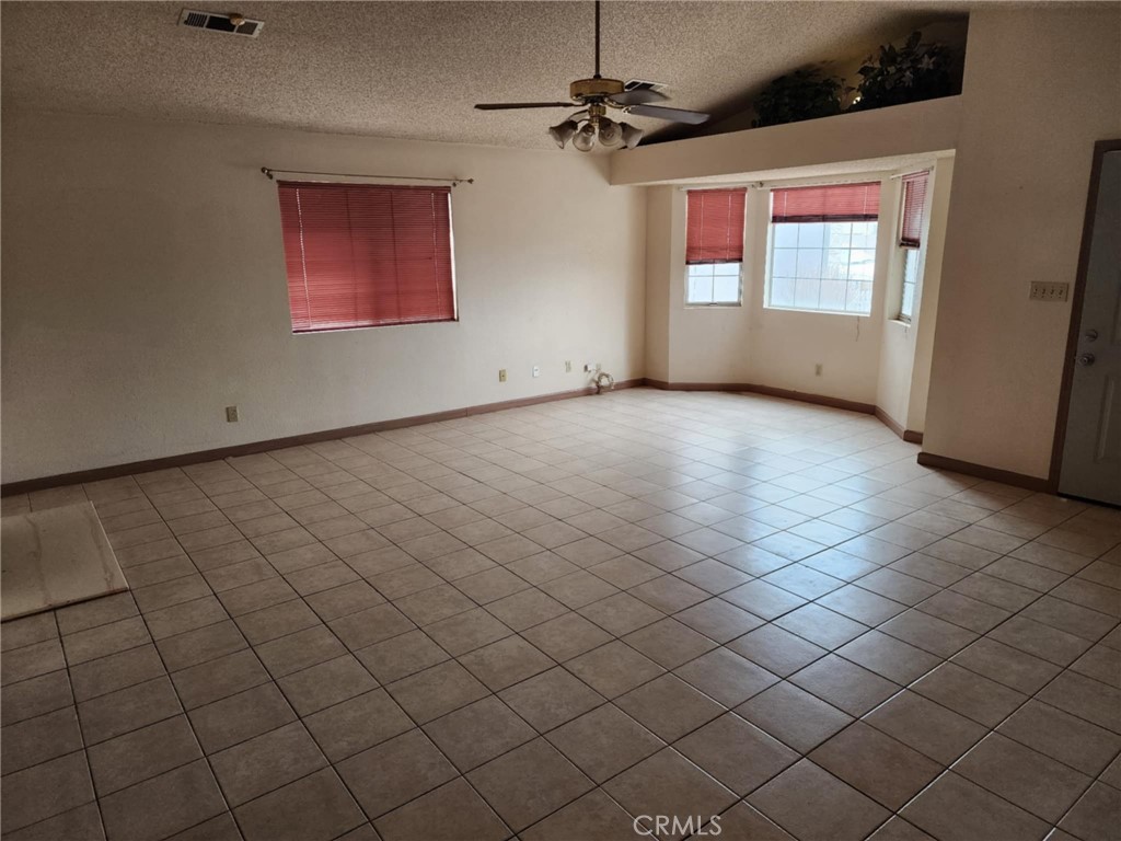 725 18th Pl, Delano, CA 93215