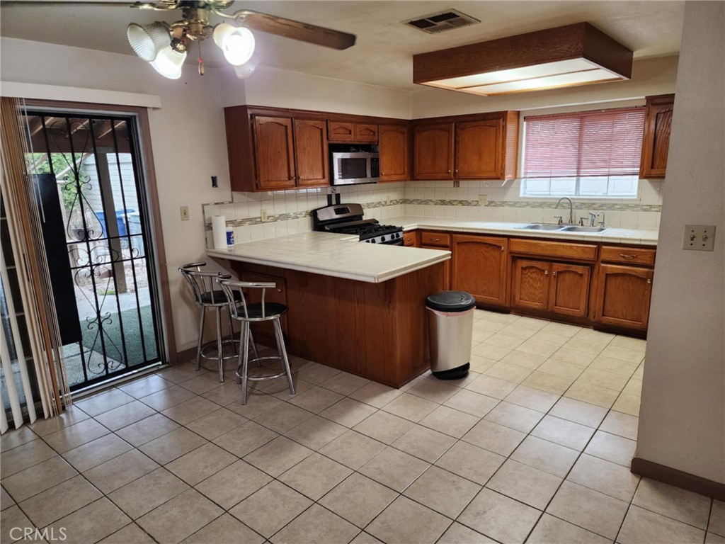 725 18th Pl, Delano, CA 93215