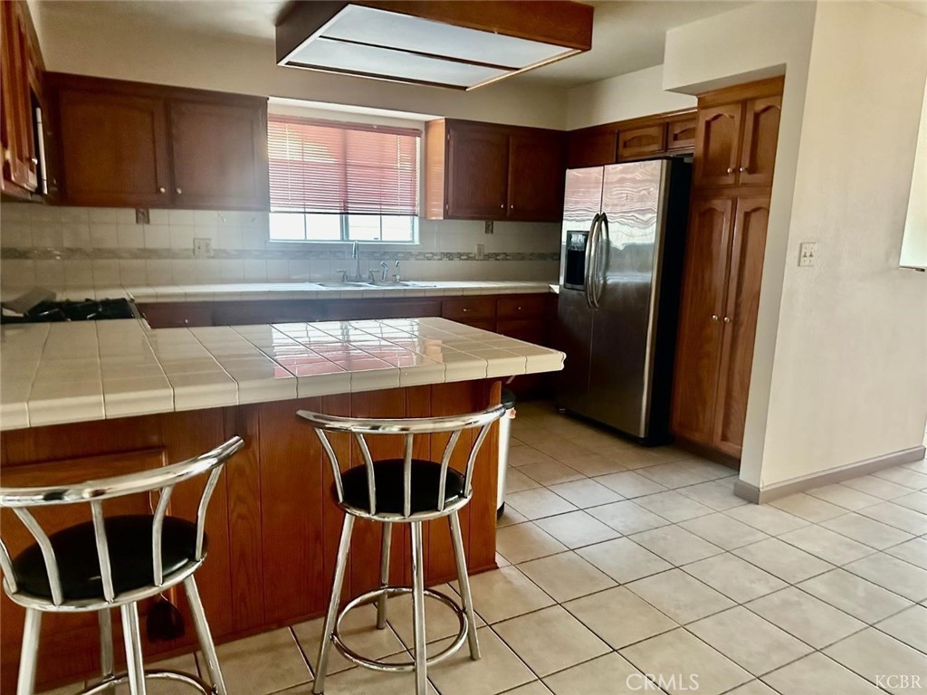 725 18th Pl, Delano, CA 93215