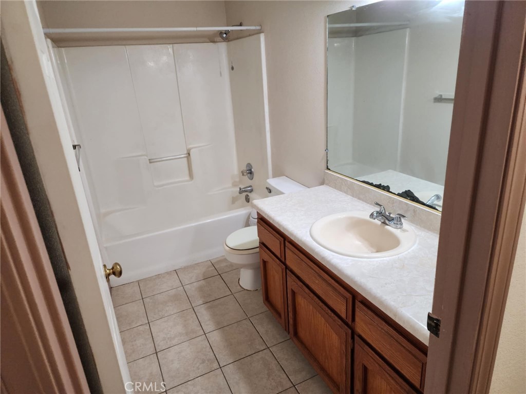 725 18th Pl, Delano, CA 93215