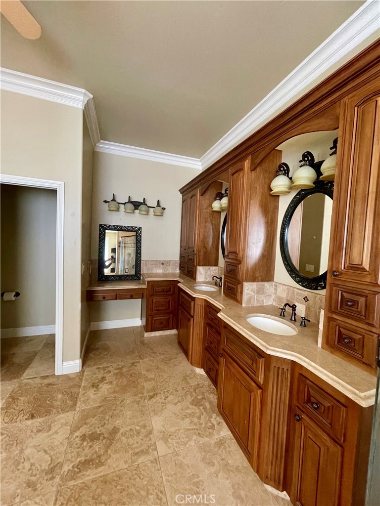 16052 W Middleton Ave, Kerman, CA 93630