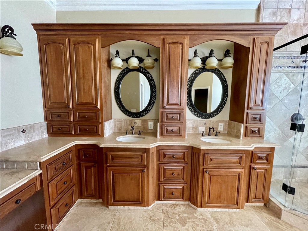 16052 W Middleton Ave, Kerman, CA 93630