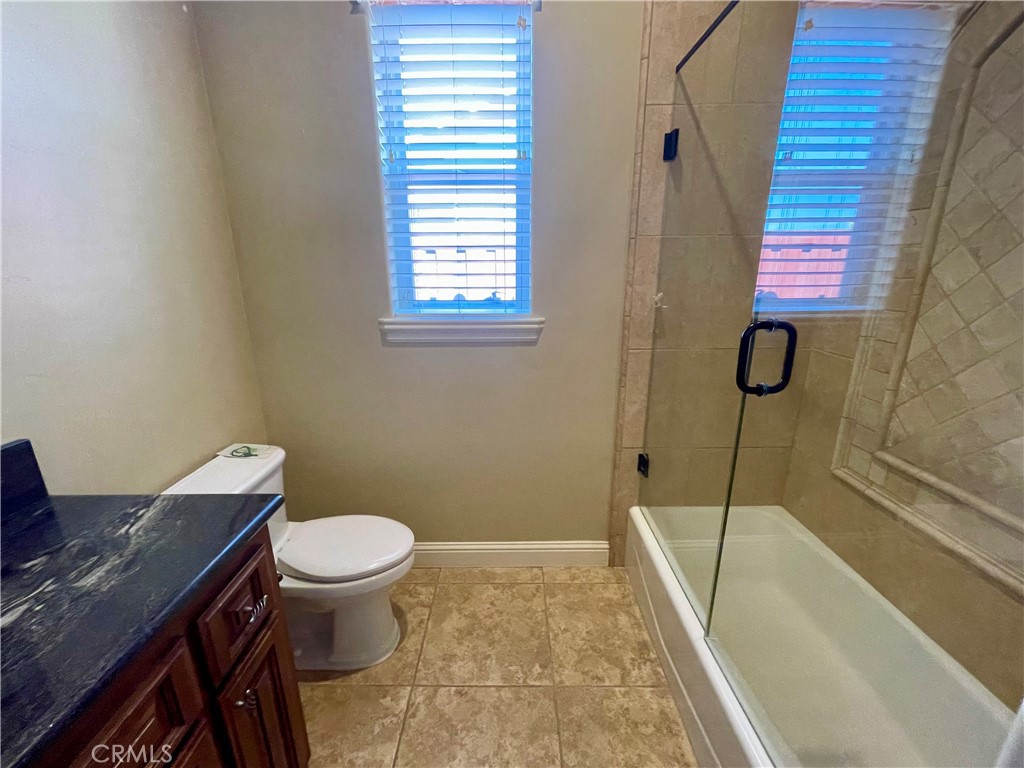 16052 W Middleton Ave, Kerman, CA 93630