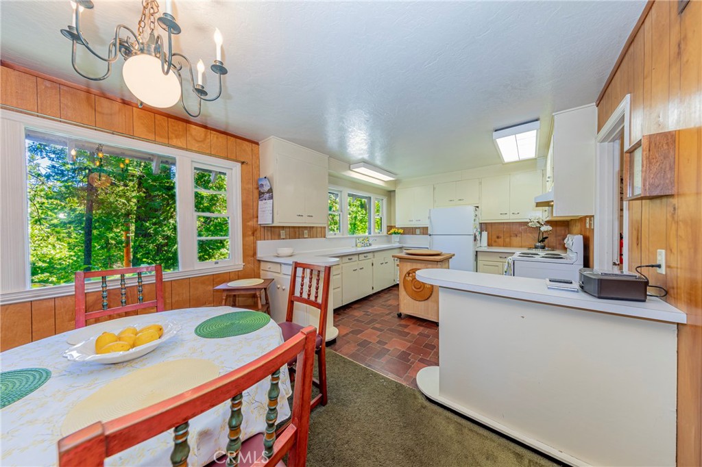 1173 Railroad Ln, Fish Camp, CA 93623