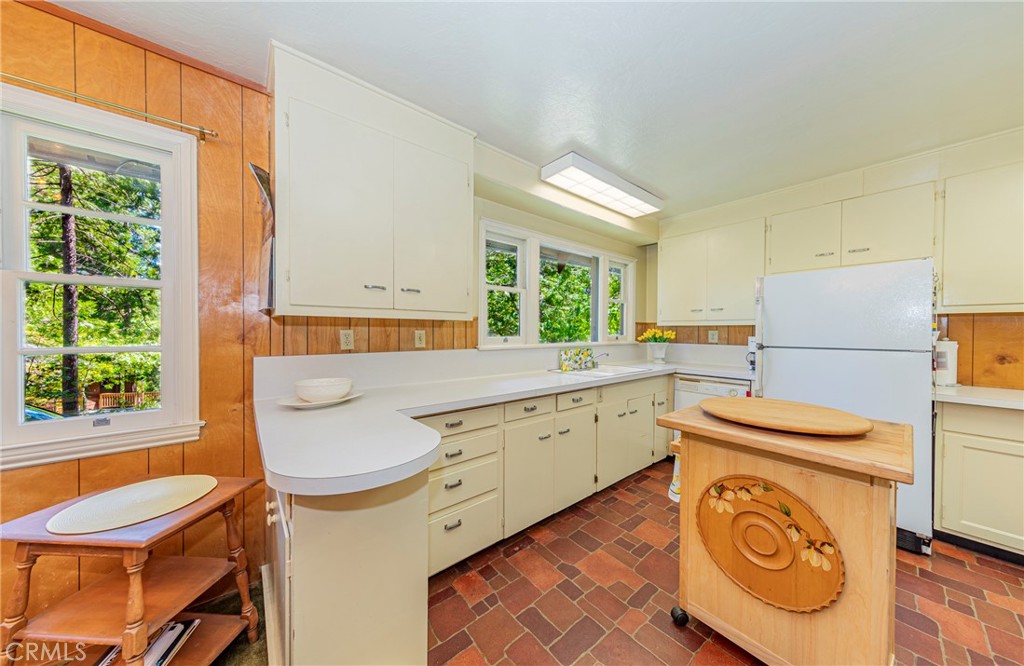 1173 Railroad Ln, Fish Camp, CA 93623