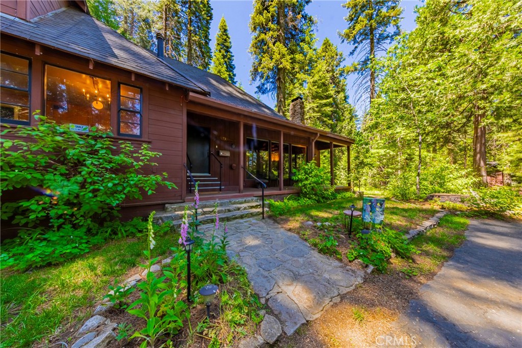 1173 Railroad Ln, Fish Camp, CA 93623